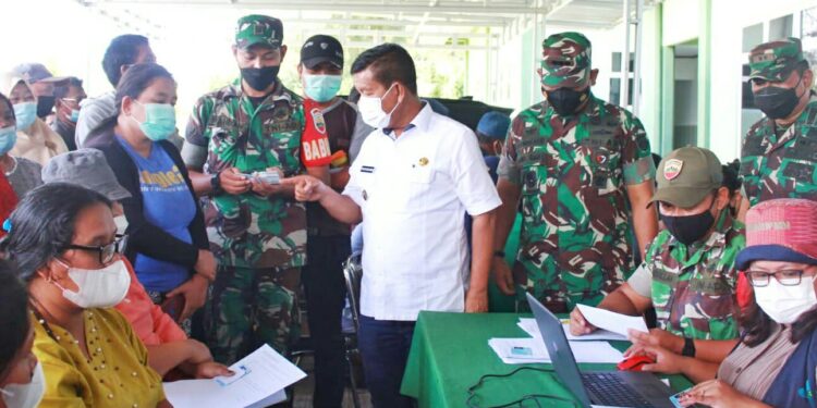 Bupati Simalungun bersama Danrem 022/PT Salurkan BTPKLWN TNI Tahun 2022