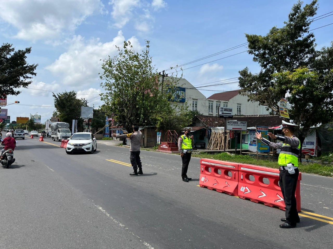 Antisipasi Tekan Kejadian Kecelakaan Lalu Lintas, Satlantas Polres Karanganyar Pasang Water Barrier di Colomad