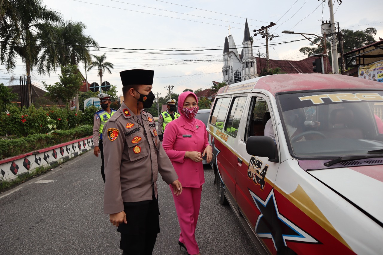 Waka Polres Pematangsiantar Bersama Isteri Turun ke Jalan Berbagi Takjil untuk Berbuka Puasa