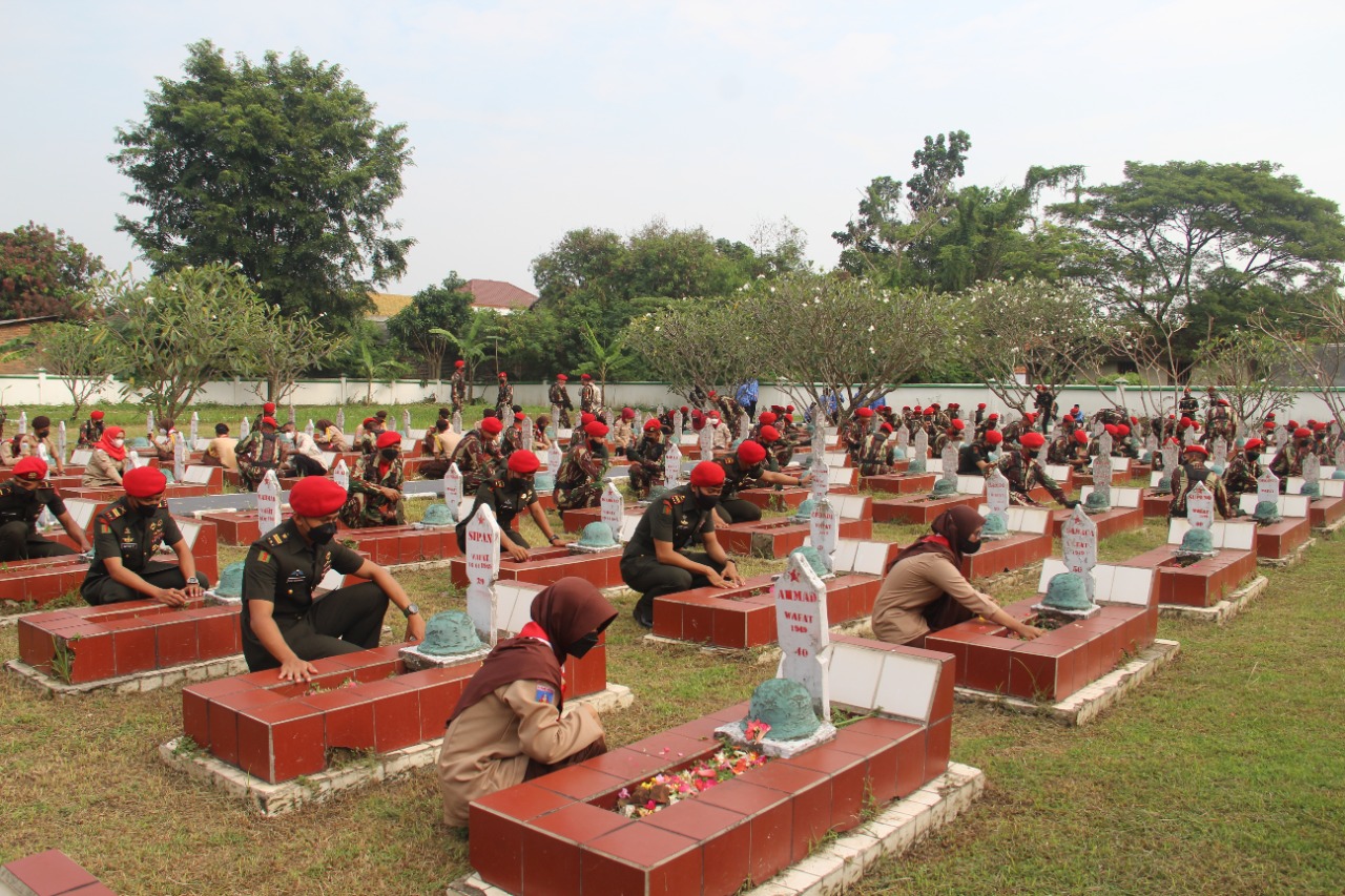 Baret Merah Penuhi TMP Ciceri Dalam Rangka HUT ke 70 Kopassus