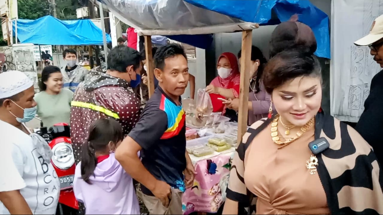 Madam Kin Bagi Ta’jil gratis Langsung Terjun Ke Jalan Raya Saat Melintas di Jalan Bang Barung Bogor