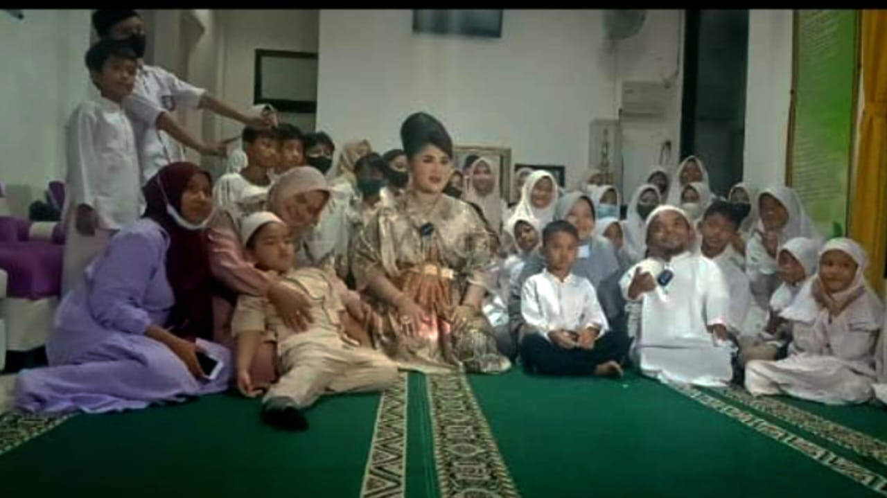 Madam Kin dan Bintang Cilik Yin Ara Berbuka Puasa bersama Ucok Baba di Panti Asuhan Alqi Ceria