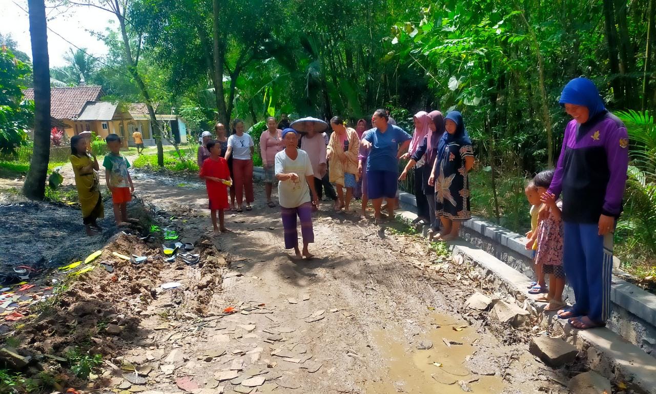 Warga Kp.Janur Sereh Desa Carenang Cisoka Keluhkan Jalan Rusak di Wilayahnya