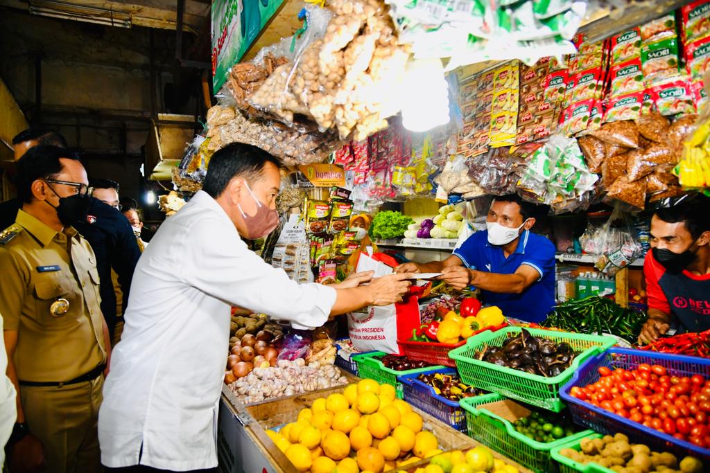 Presiden Jokowi Pada Saat Ngabuburit Bagikan Bansos di Sejumlah Pasar di Bogor