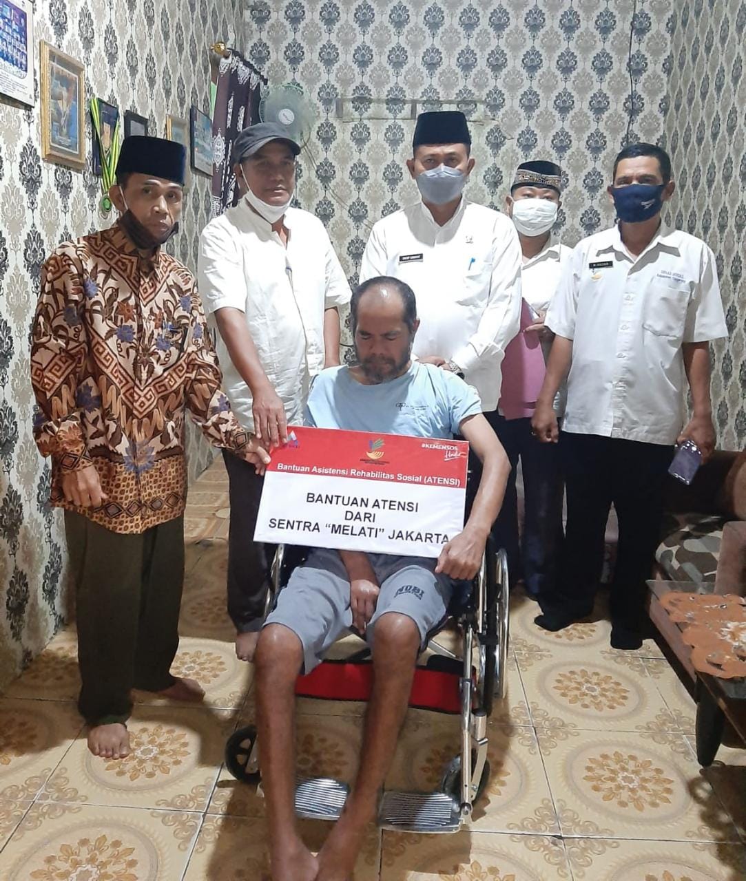 Camat Cisoka Jenguk dan Sampaikan Bantuan pada Janari Warga Desa Jengjing yang Sedang Sakit