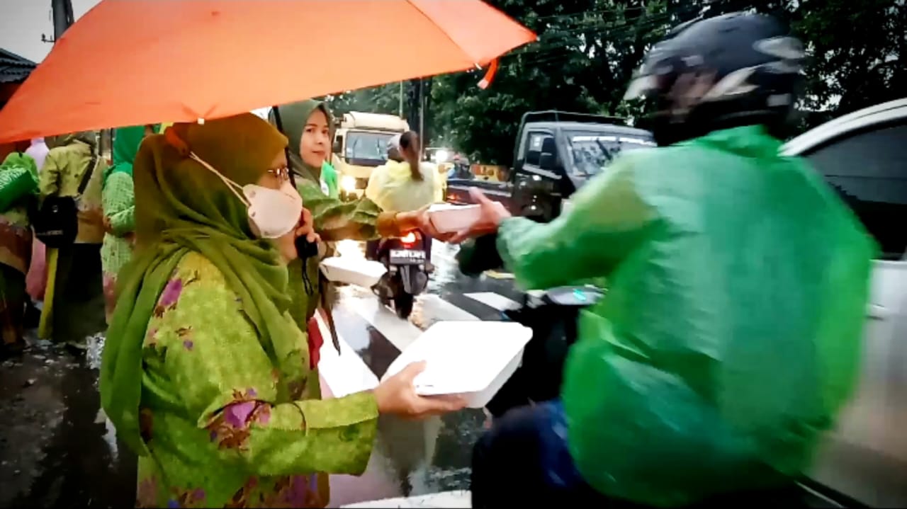 Muslimat NU Kecamatan Cibungbulang Kabupaten Bogor Kembali Bagi – Bagi Takjil Di Rutinitas Selama Bulan 