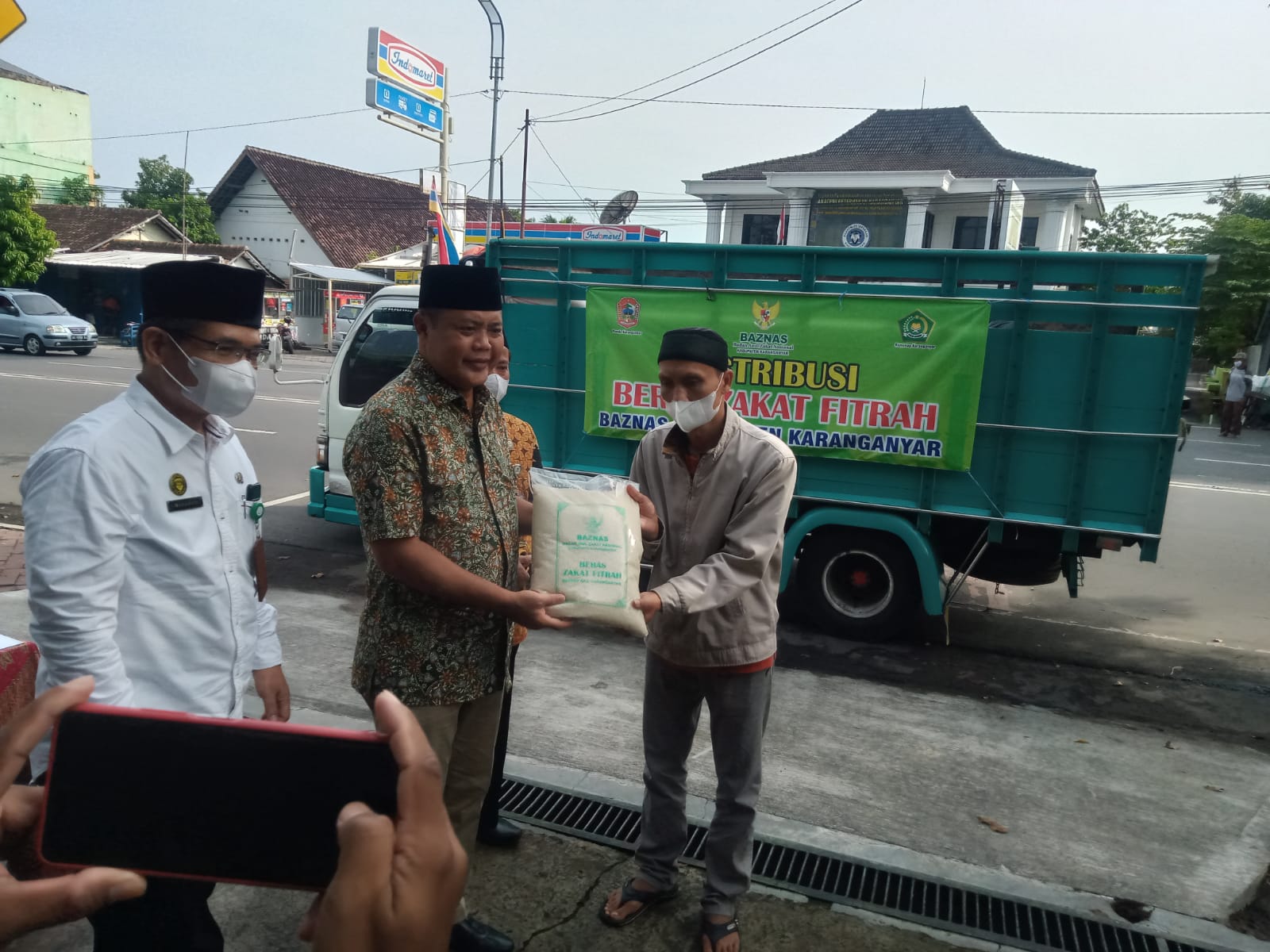 Baznas Karanganyar Distribusikan Zakat 19,6 Ton ke 17 KUA