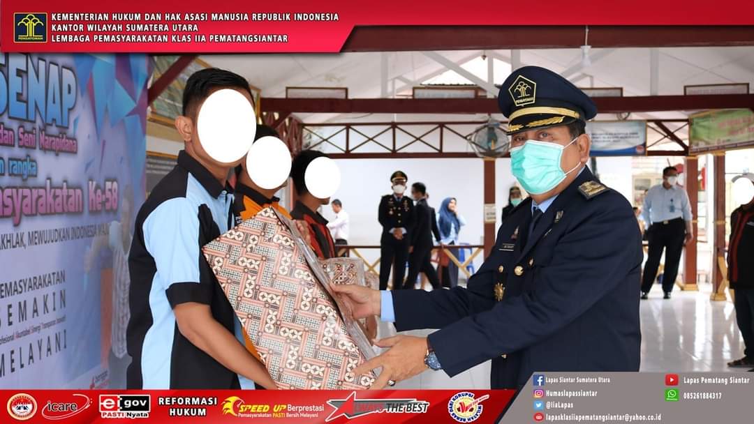 Penyerahan Hadiah Kepada WBP dan Pegawai atas Partisipasinya dalam Pertandingan PORSENAP di Lapas Kelas IIA Pe