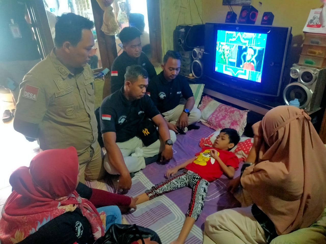 Forum Media Center Cisoka ( MCC ) Bersama Kades Bojongloa Cisoka Kunjungi Anak Lumpuh