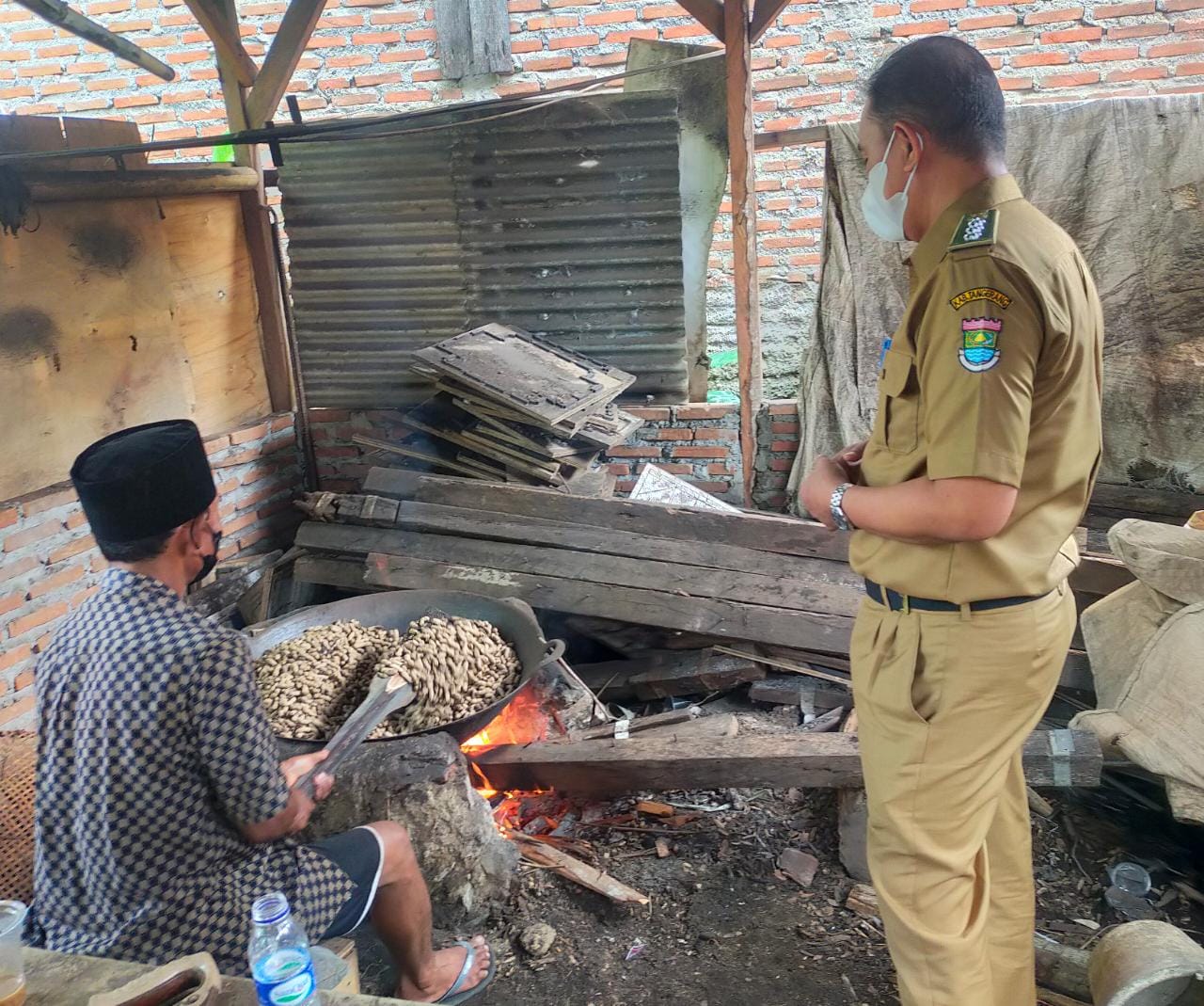 Persatu Hari Kacang Sangrai Baning Terjual 3 Karung