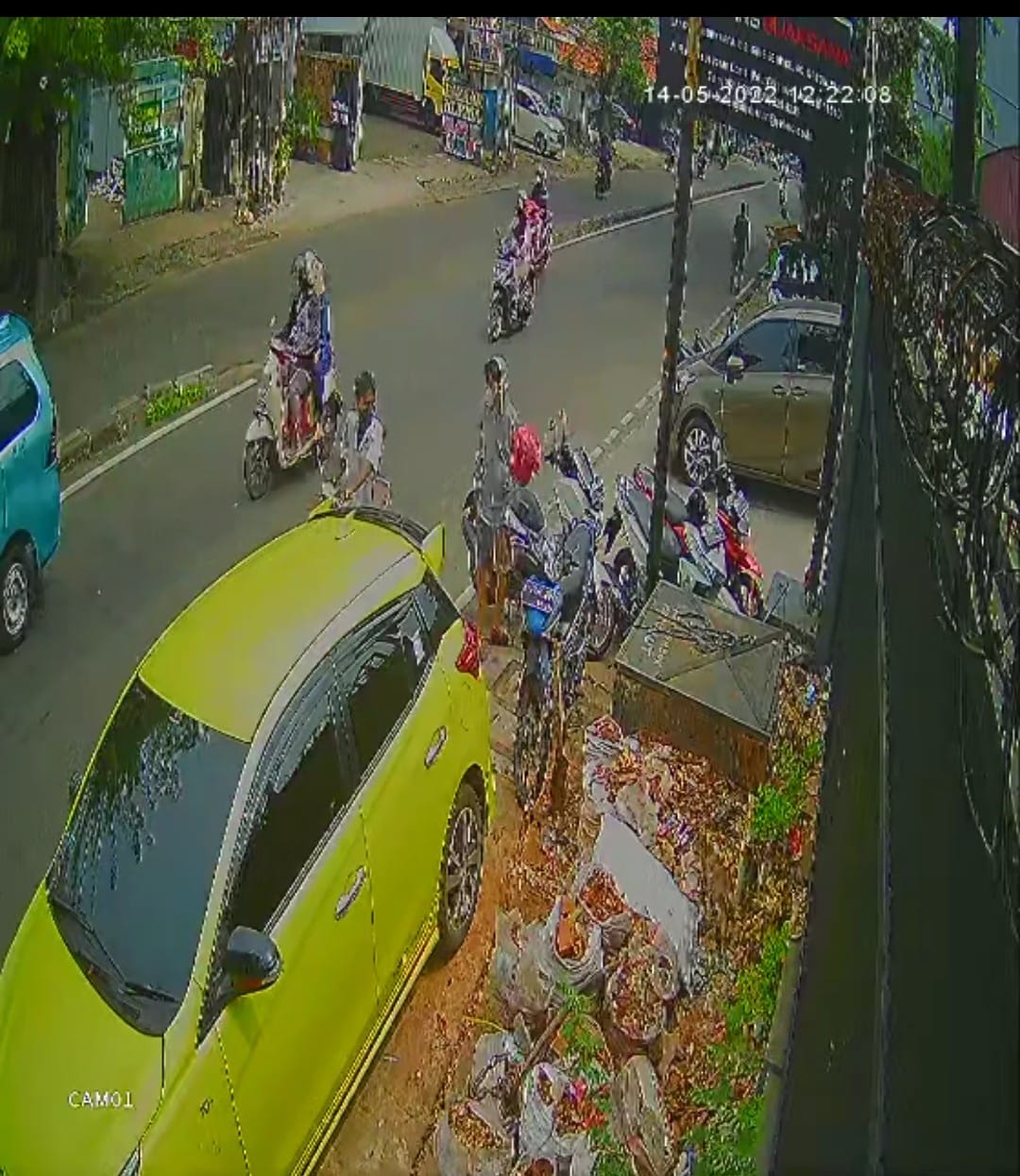 Pencuri Helm Terekam Kamera CCTV