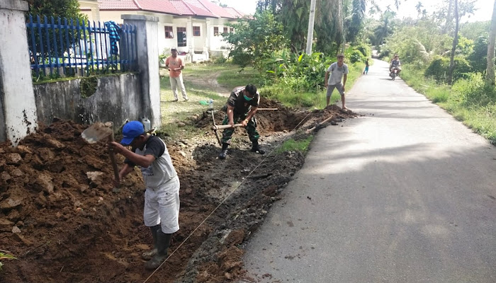 Babinsa Kodim 0204 DS Motivasi Warga Tiga Juhar Giat Gotong Royong