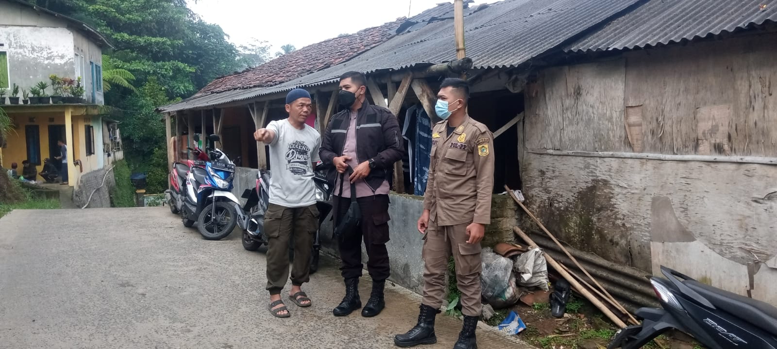 Polsek Cijeruk Tinjau Tanah Longsor Yang Akibatkan Rumah Warga Roboh