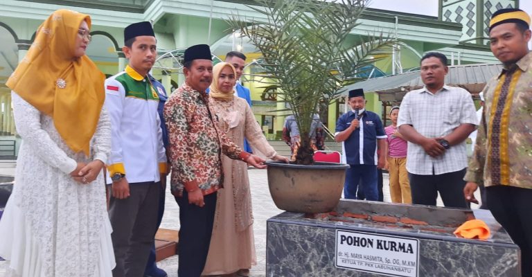 Resmikan Halaman Parkir Mesjid Al-Ikhlas, Ketua PKK. Labuhanbatu Tanam Pohon Kurma