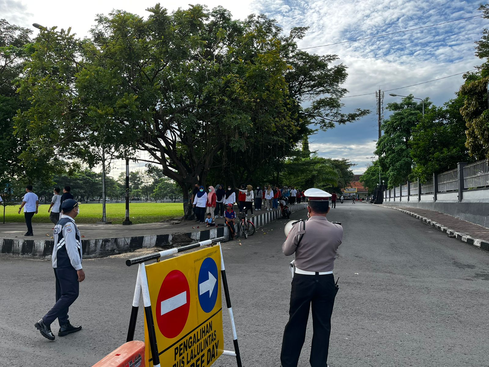 Perubahan Arus Lalin di Alun – alun Disosialisasikan Satlantas Polres Karanganyar Bersama Dishub