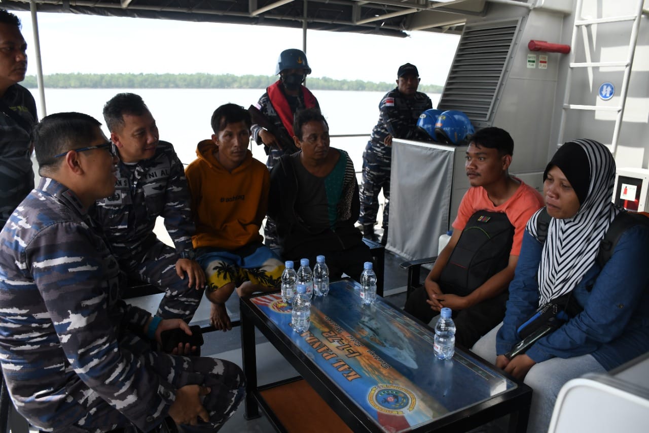 KRI Beladau 643 Tangkap KM Berkah, Ternyata Isinya 2 PMI Ilegal