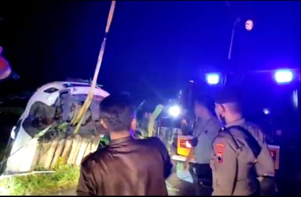 Mobil Rescue “Transformer” Sat Samapta Polres Karanganyar Kembali Beraksi Bantu Evakuasi Mobil Ter