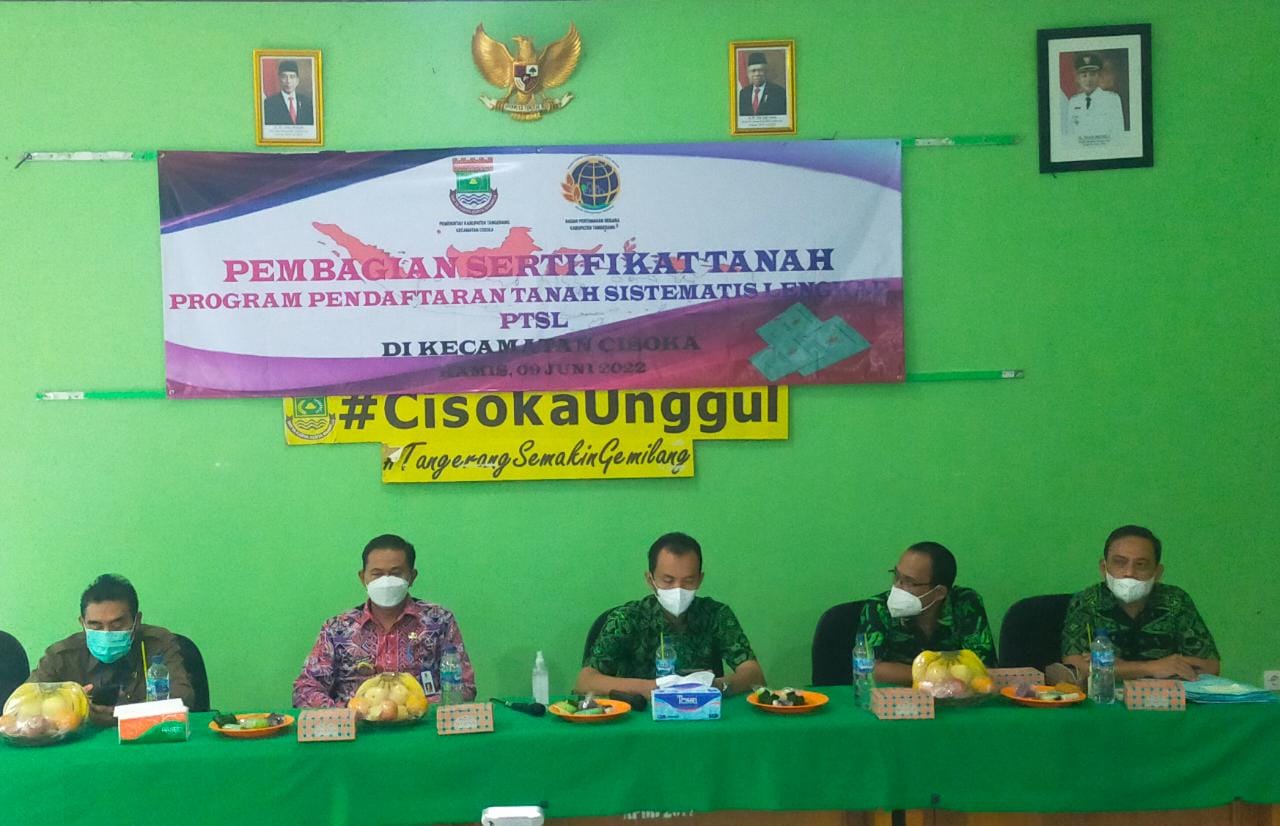 Pembagian Sertifikat Tanah Program PTSL di Kecamatan Cisoka