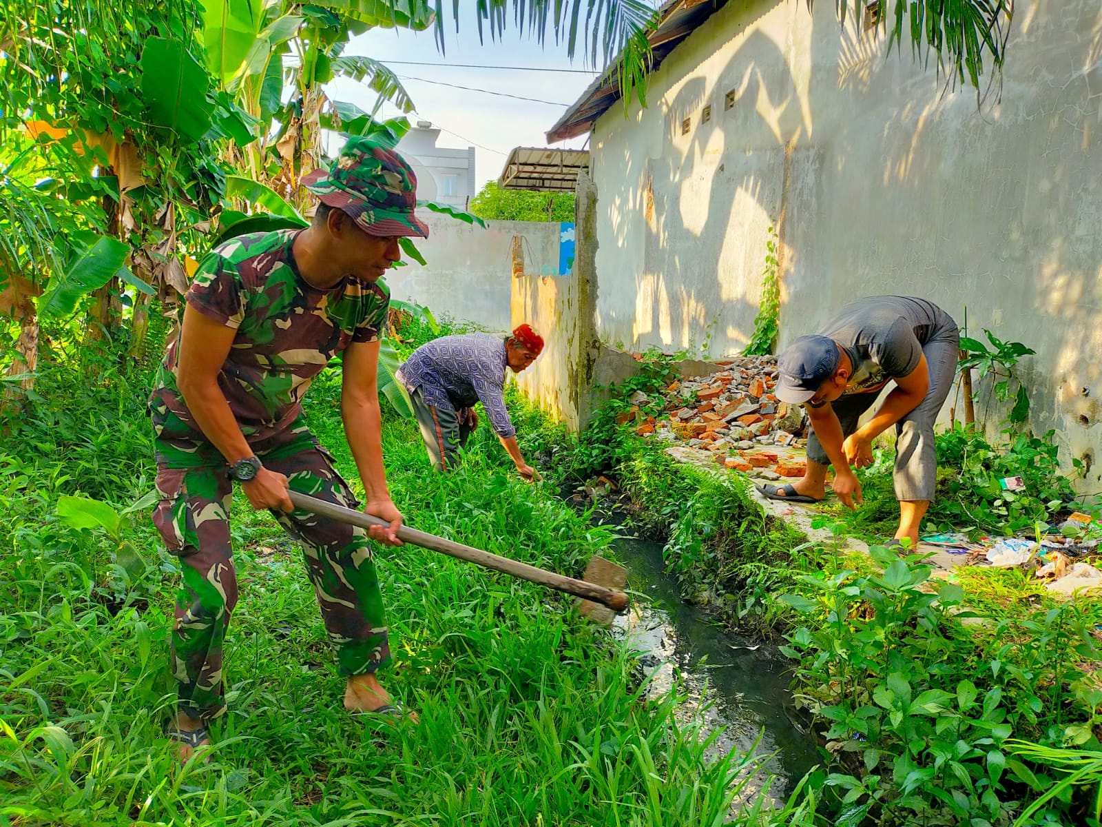 Koramil Sunggal Gotong Royong Bersama Masyarakat