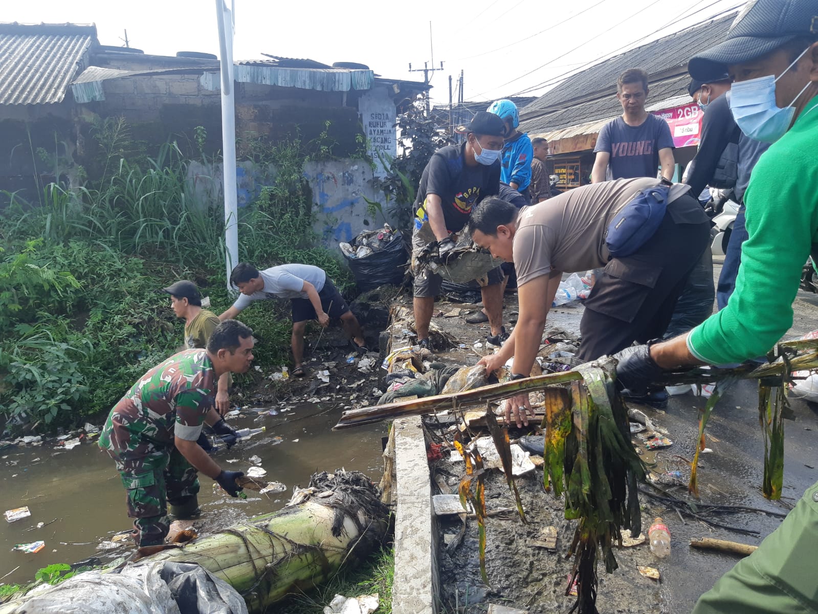 Kegiatan Pembersihan Sampah di Sungai Sodetan Setu Sela Karadenan Oleh Polsek Cibinong