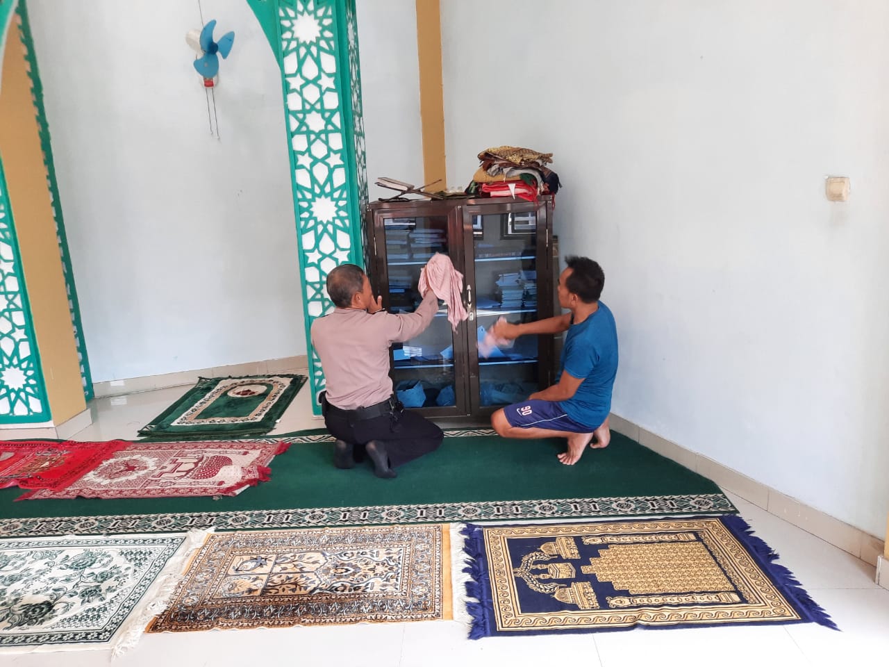 Polsek Ciomas Lakukan Bersih-Bersih Masjid Dalam Rangka Menjalankan Program Kapolres Bogor Satu Hari Satu Keba