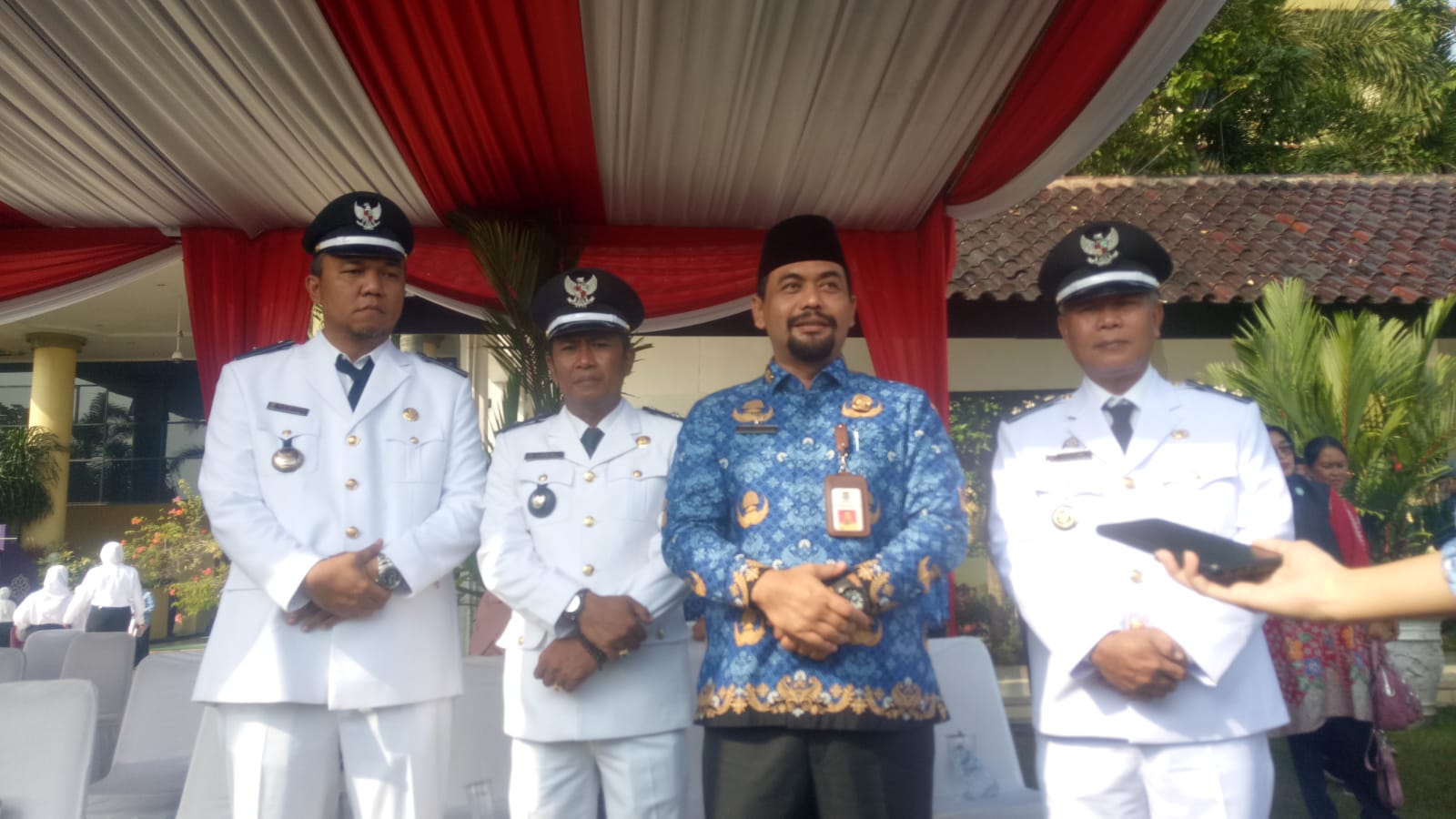 Wakil Bupati kab, Tangerang Mad Romli : Menyerahkan Tropy Kepada Tiga Desa Yang Memenangkan Lomba Desa Tingkat