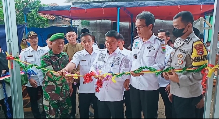 Camat Cikupa Gunting Pita dan Serahkan Kunci Rumah di Desa Pasir Jaya