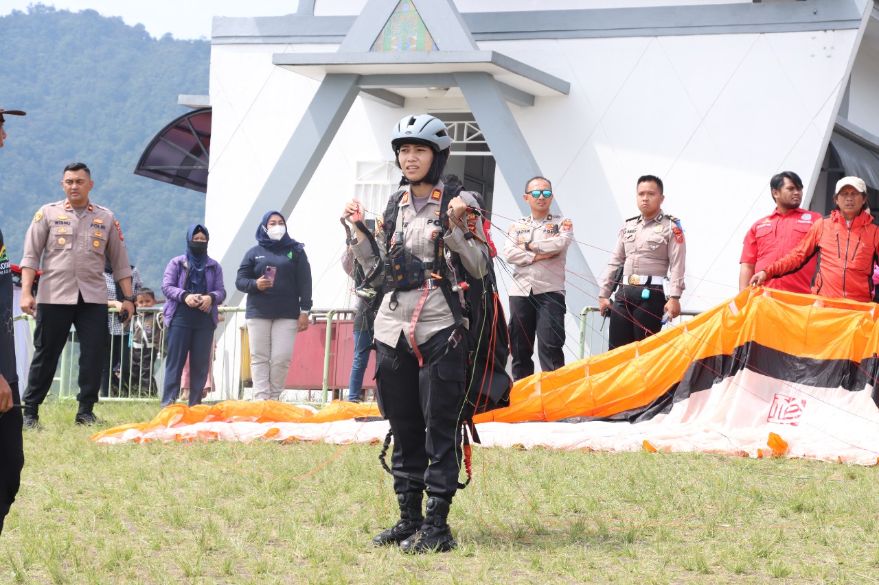 Sambut Hari Bhayangkara, Polres Bogor Kibarkan Bendera Merah Putih Melalui Penerbangan Paralayang