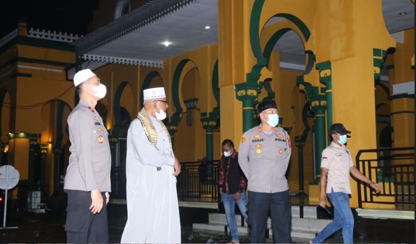 Waka Poldasu Kembali Laksanakan Subuh Berjamaah di Masjid Al Osmani Labuhan