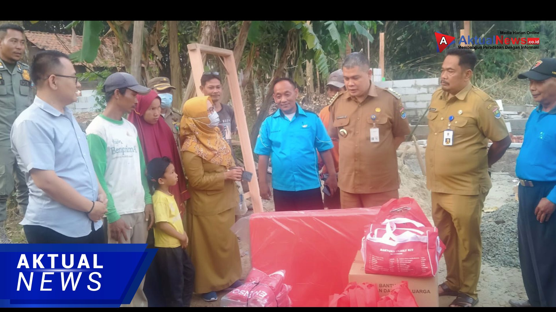 Camat Kemiri dan Relawan KSB, REDKAR Peduli Musibah Rumah Roboh di Desa Kemiri