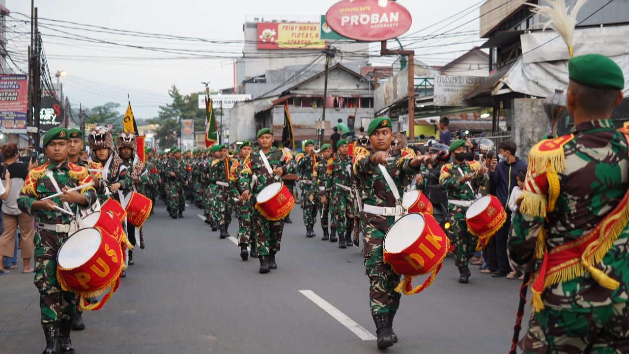 Pasukan Prajurit TNI Purna Tugas Yonif 315 /Grd Tiba di Gerbang Pusdiklat Kehutanan Disambut Ratusan Warga