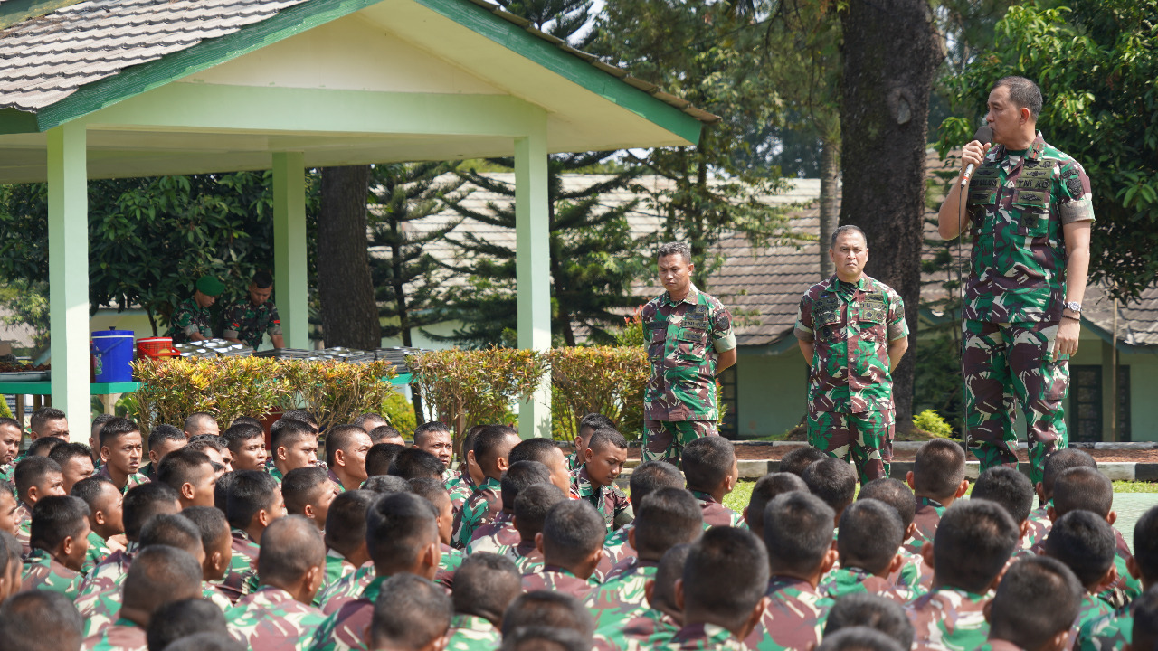 Danrem 061/Sk Brigjen TNI Rudy Saladin, M.A berikan pengarahan kepada seluruh Prajurit Purna Tugas pada kegiat