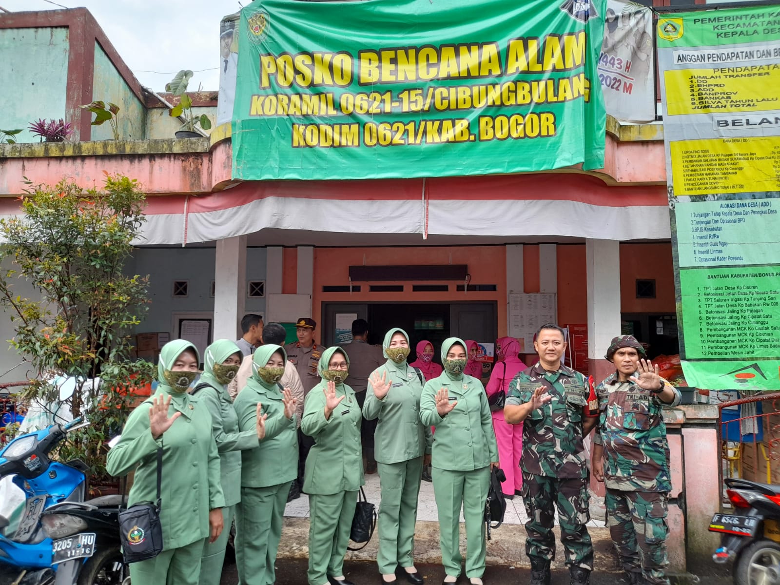 Koramil 0621-16/Leuwiliang Terima Kunjungan Relawan Gabungan Organisasi Wanita (GOW) Kabupaten Bogor Ke Lokasi