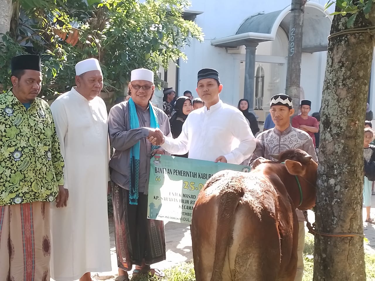 Camat Jayanti salurkan Bantuan dari Bupati Tangerang untuk Pembelian Hewan qurban di Masjid al Mubayanah Pangk