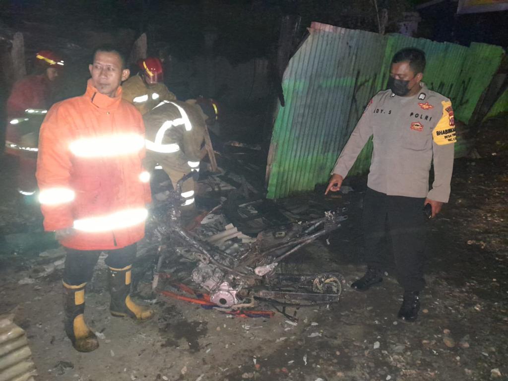 Kebakaran Landa Warung di Jalan Raya Puncak