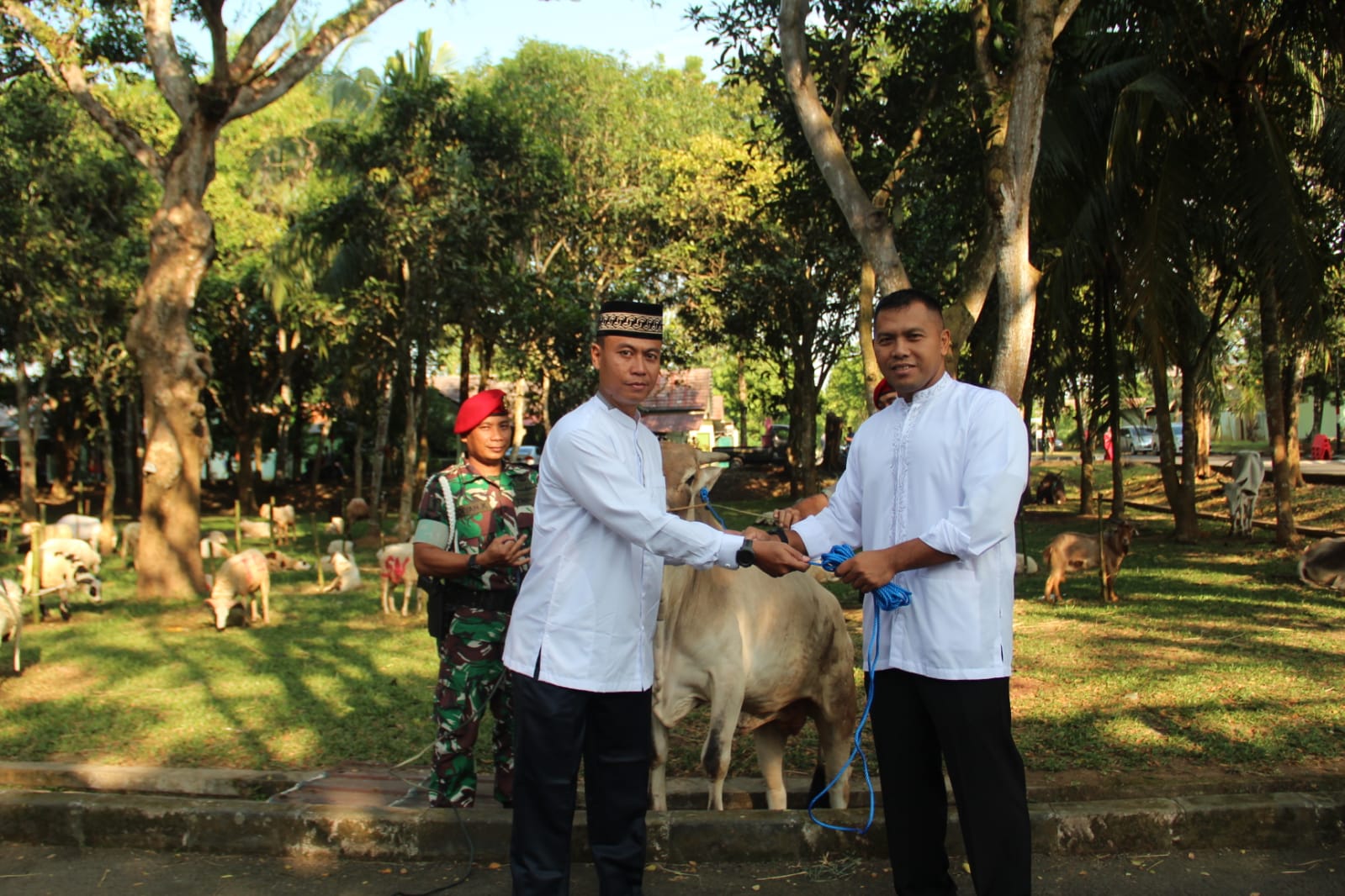 Grup 1 Kopassus Melaksanakan Penyembelihan Qurban di Lapangan Masjid Grup 1 Kopassus