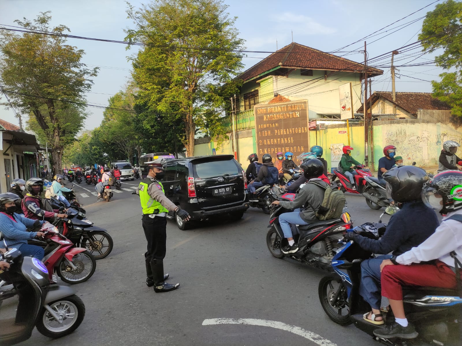 Satlantas Polres Karanganyar Terjunkan Puluhan Personel Guna Urai Arus Lalulintas Antisipasi Kepadatan Saat Ja