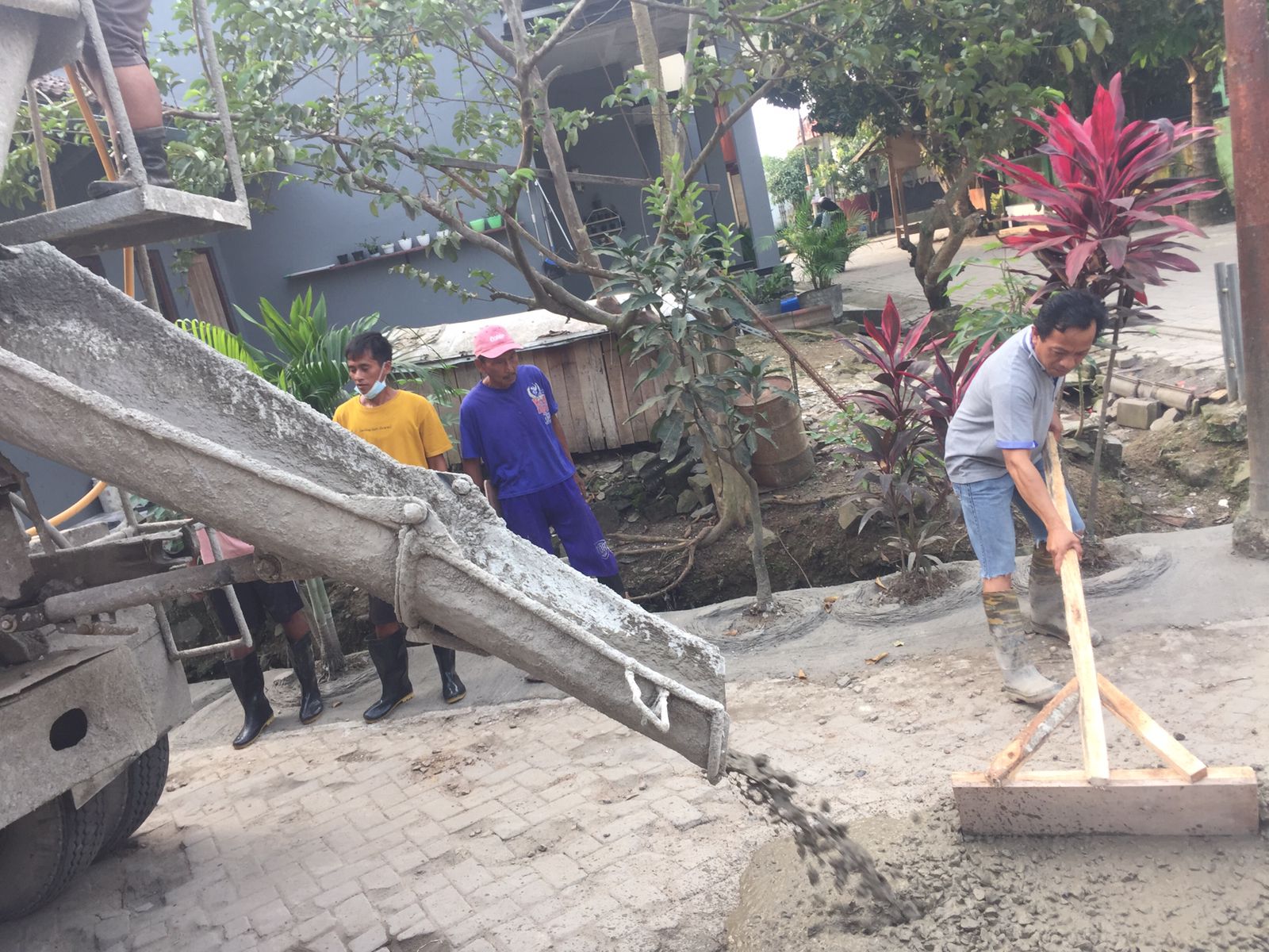 Perbaikan Jalan Hasil Swadaya Warga Blok I, Simpang Tiga Dr Tarko Kirana Selesai Dikerjakan