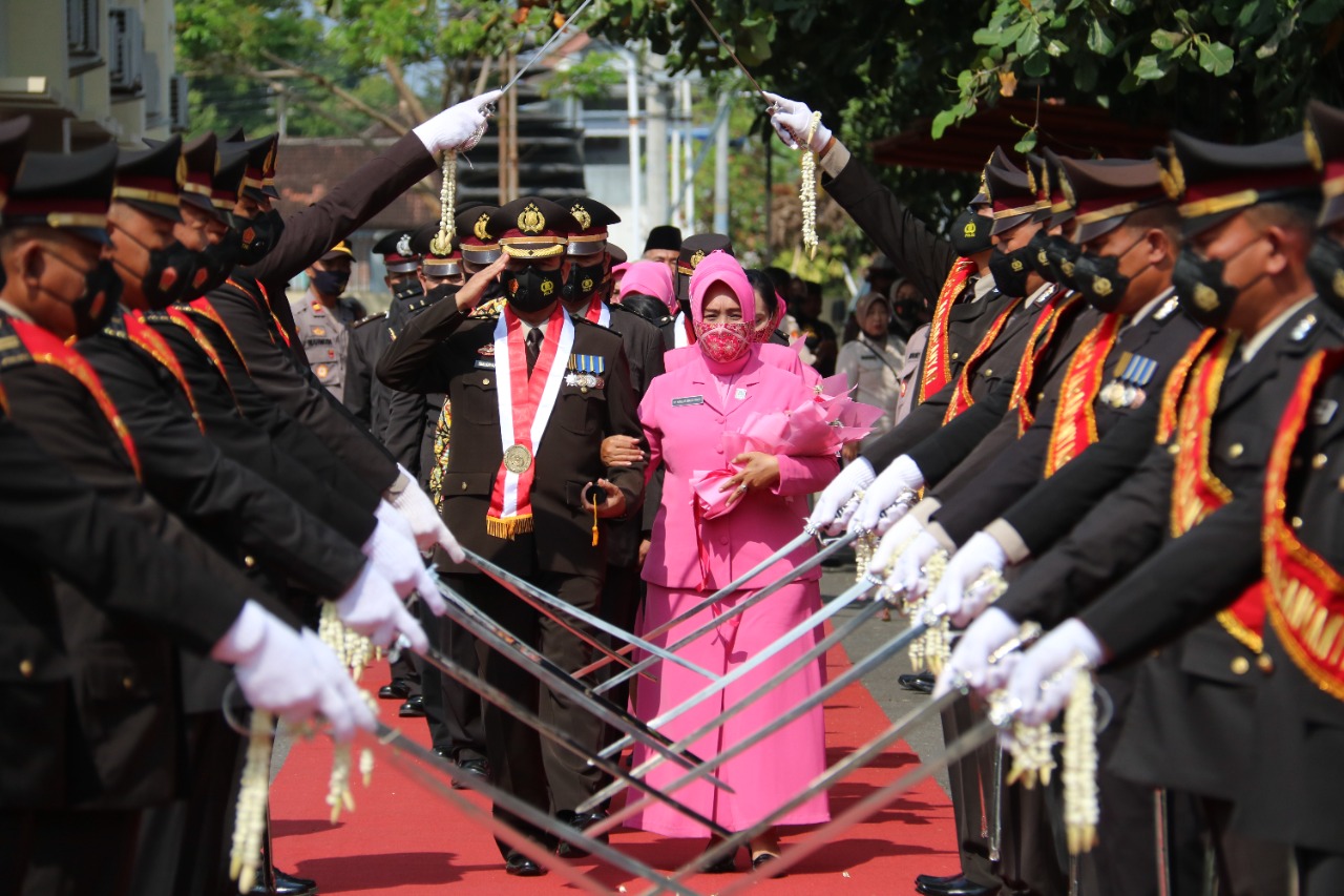 20 Anggota Pensiun Kapolres Karanganyar Pimpin Tradisi Wisuda Pura Bhakti