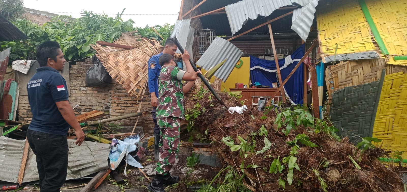 Personil TNI Babinsa Koramil 06 Lubukpakam, Jajaran Kodim 0204 DS Terus Bantu Masyarakat untuk Gotong Royong