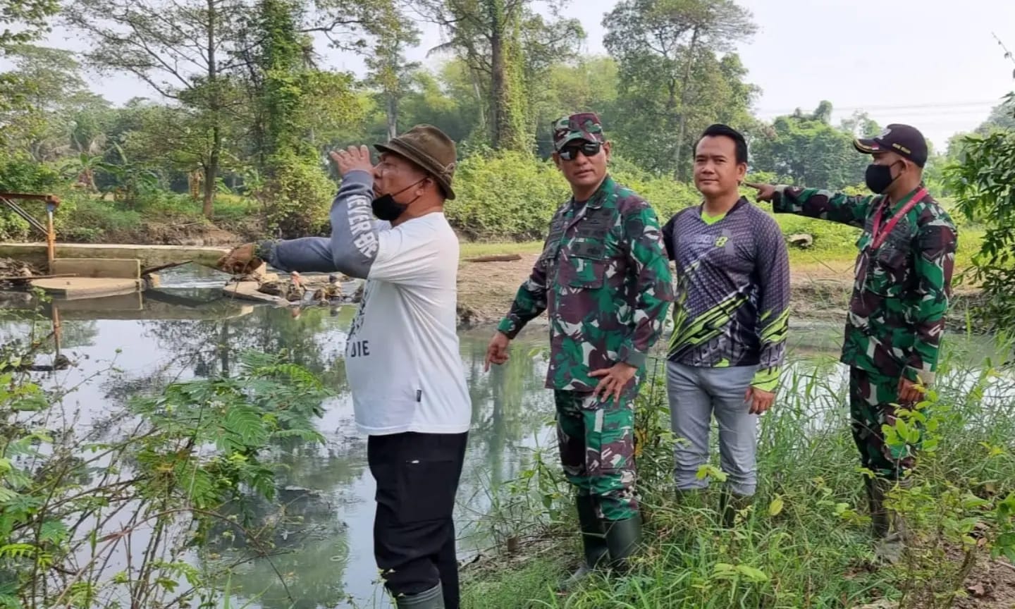 Danramil 0602-19/Cikande Respon Cepat Aduan Warga dengan Adanya Penumpukan Sampah di Aliran Air Sungai Cikambu