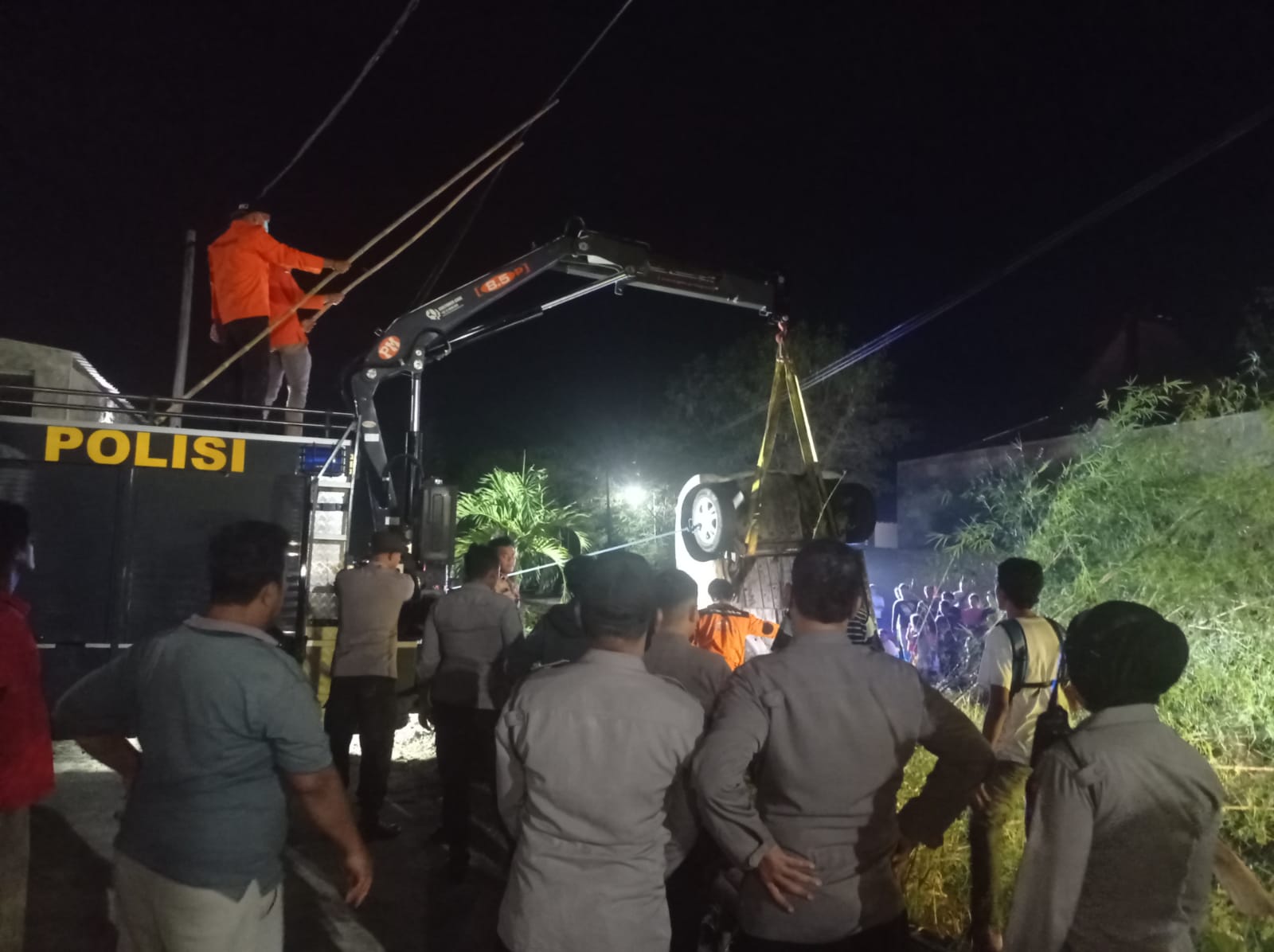 Mobil Brio dari Garasi Terjun ke Irigasi, “Transformer” Datang untuk Evakuasi