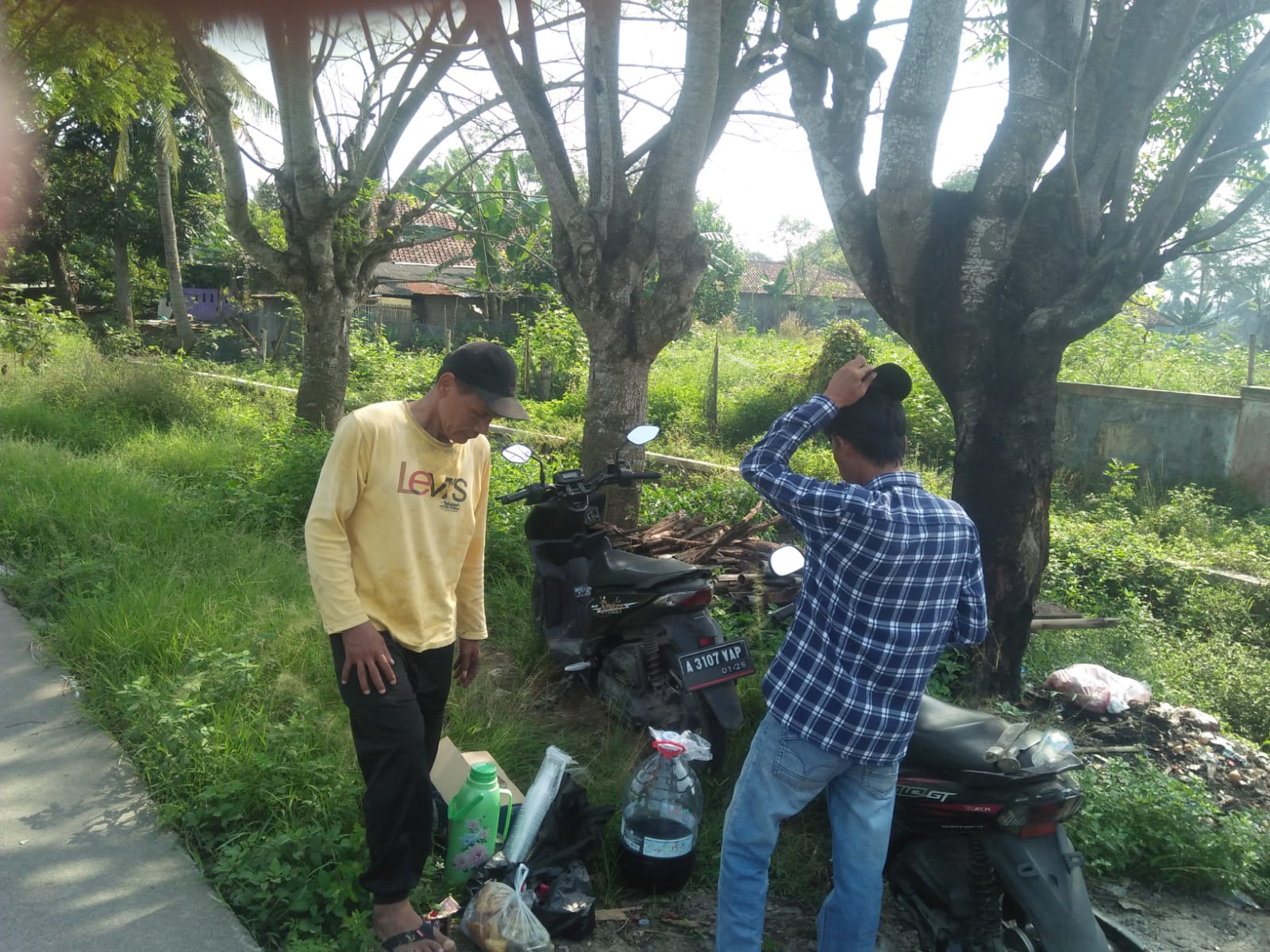 Sambut Agustusan warga Kejaroan 1 desa Pangkat mengadakan Kerja Bakti di Sepanjang Jalan Pangkat-Saradan