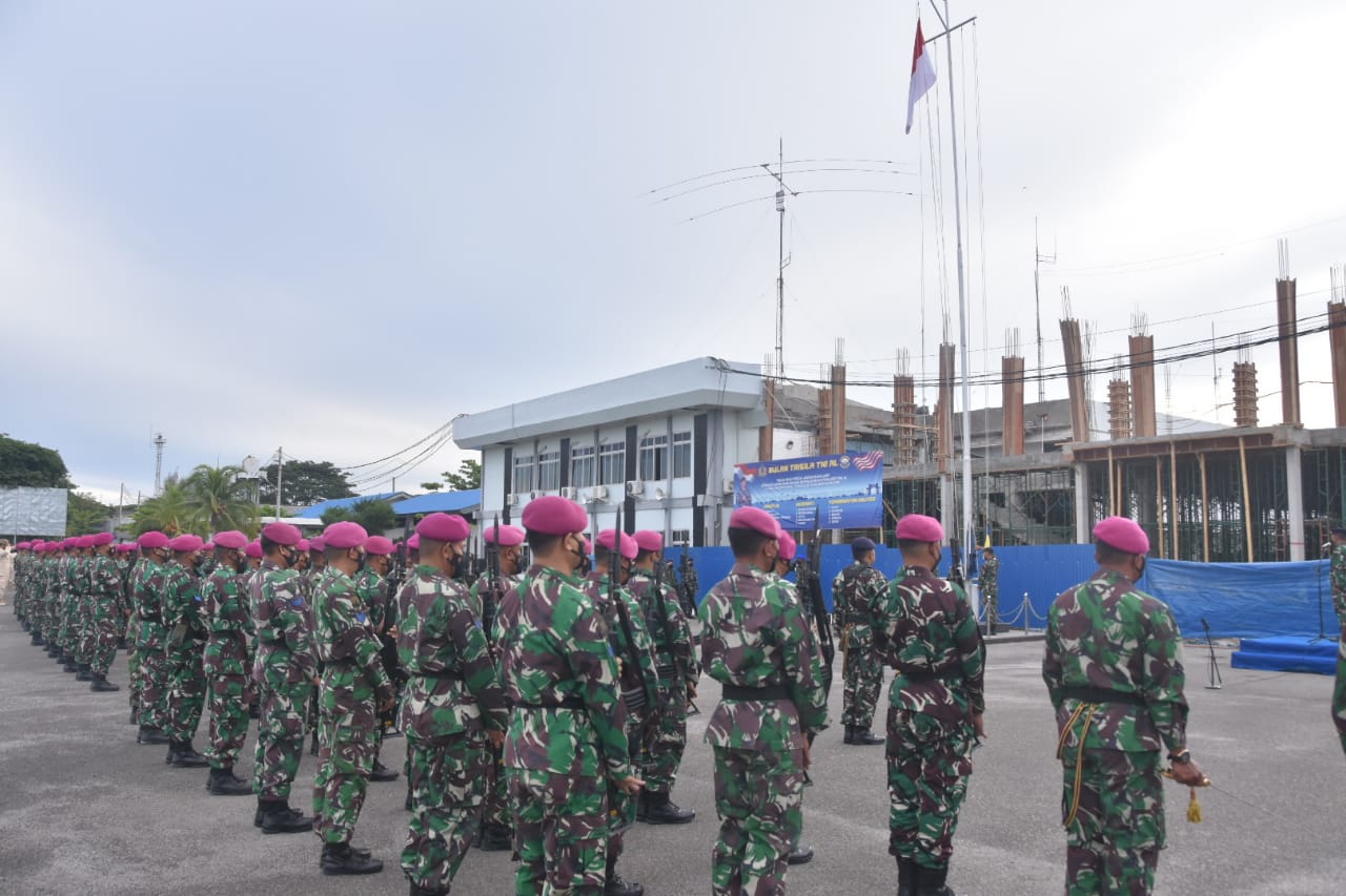 Prajurit Petarung Yonmarhanlan I Ikuti Upacara Penaikan Bendera