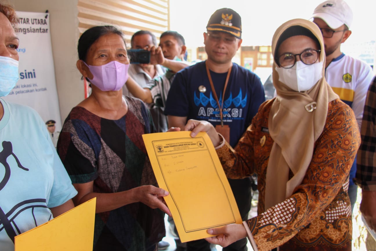 Plt Wali Kota Pematang Siantar Serahkan Bantuan kepada Korban Bencana Angin Puting Beliung