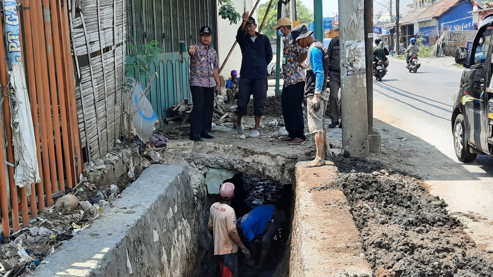 Antisipasi Banjir, Camat Kosambi Bersama Pj Kades Salembaran Jati Meninjau Saluran Air