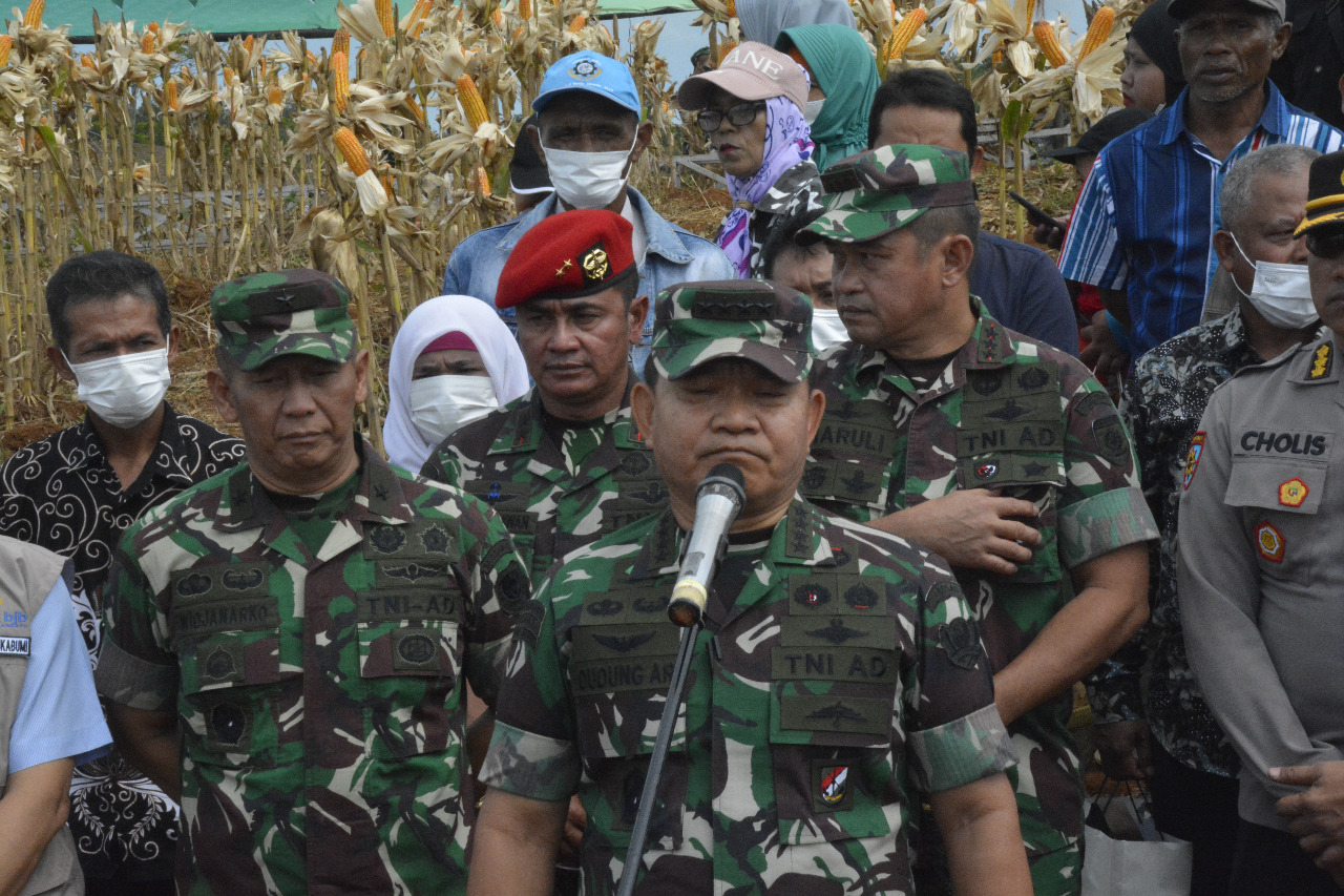 Kedatangan Kepala Staf Angkatan Darat Jenderal TNI Dudung Abdurrachman S. E, MM Disambut Danrem 061/SK dan Kas