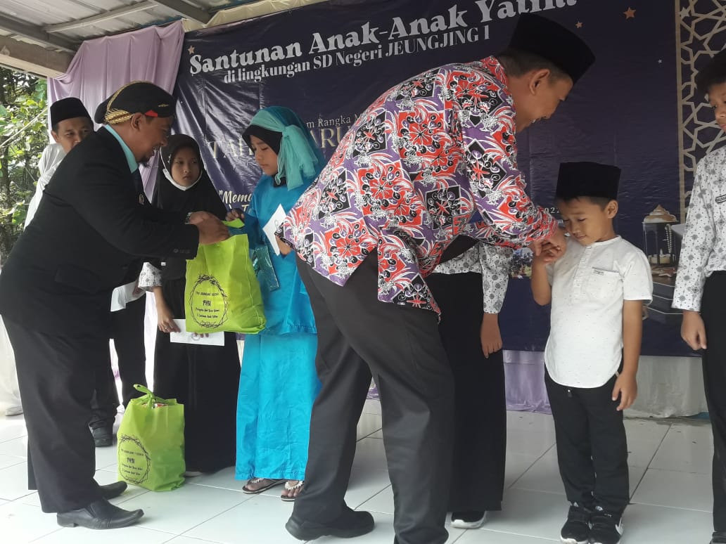 Camat Cisoka Serahkan Santunan Anak Yatim di SDN Jeungjing 1 Cisoka