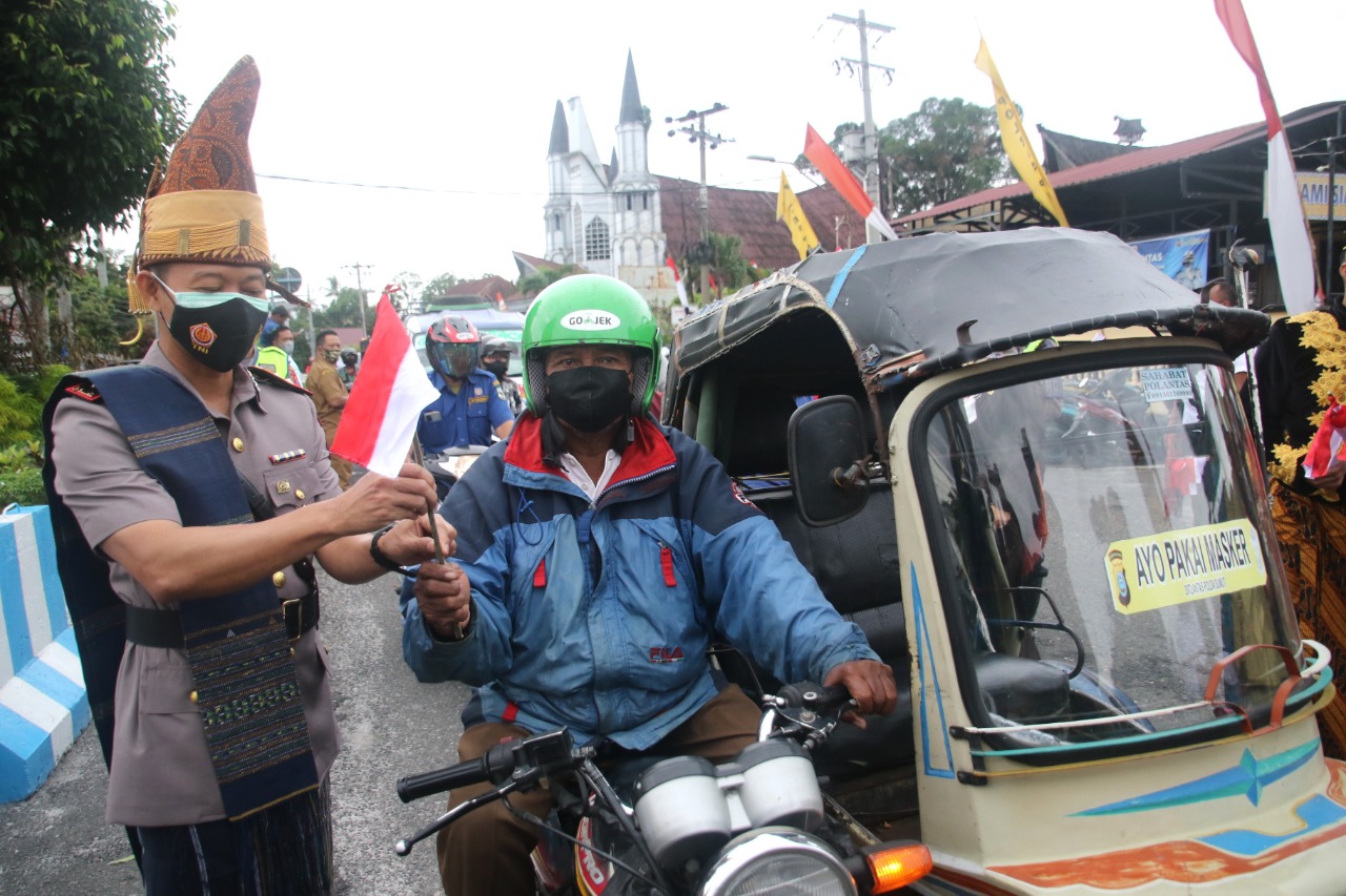 Plt Wali Kota Pematang Siantar Diwakili Kaban Kesbangpol Sofie Saragih SSTP Bersama Kapolres Bagikan Bendera M