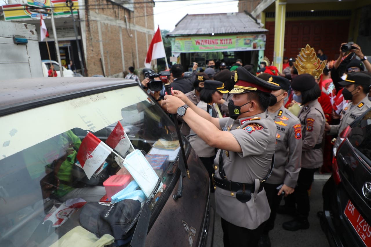 Kuatkan Nasionalisme, Polda Sumut Bagikan 30.000 Bendera Merah Putih Semarakkan Hut RI ke-77